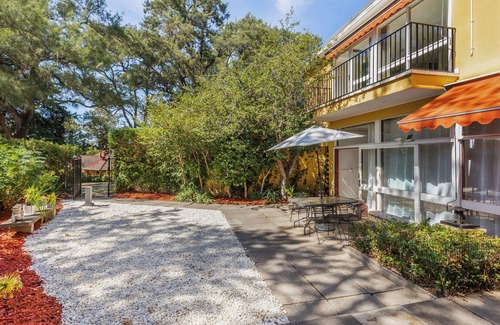Yarralumla House | Beautiful sunny 2B&1B suite with a garden in Yarralumla near Lake & City Centre