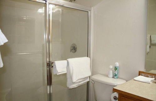 Everett Villa | Beautiful Three-Bedroom Two Bath ground level Home