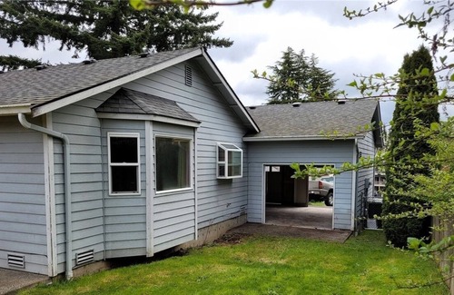Everett House | Beautiful Three-Bedroom Two Bath Home