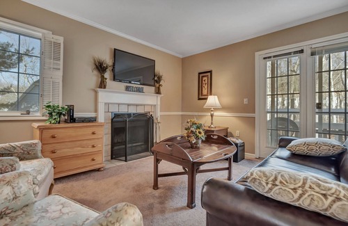 Norwichtown Apartment | Beautiful top floor corner unit. Private entrance.