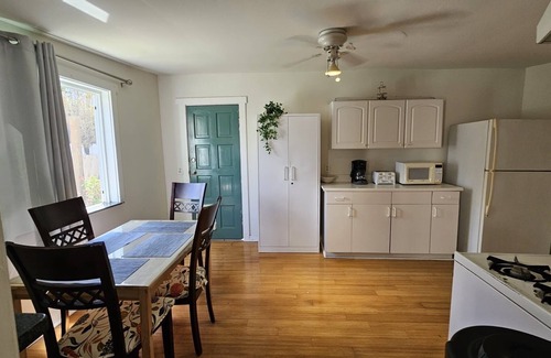 West Hollywood Apartment | Beautiful Trendy Private Cottage in W. Hollywood location