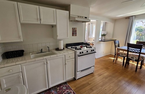 West Hollywood Apartment | Beautiful Trendy Private Cottage in W. Hollywood location
