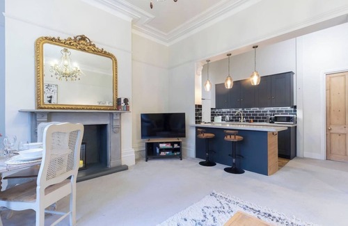 Cheltenham Apartment | Beautiful Two Bedroom Regency Apartment