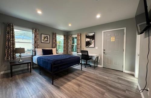 Faircrest Heights Apartment | Beautiful & updated 3 bedroom & 2 bathroom apt with backyard near Beverly Hills LACMA & Museums