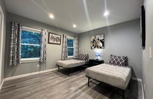 Faircrest Heights Apartment | Beautiful & updated 3 bedroom & 2 bathroom apt with backyard near Beverly Hills LACMA & Museums