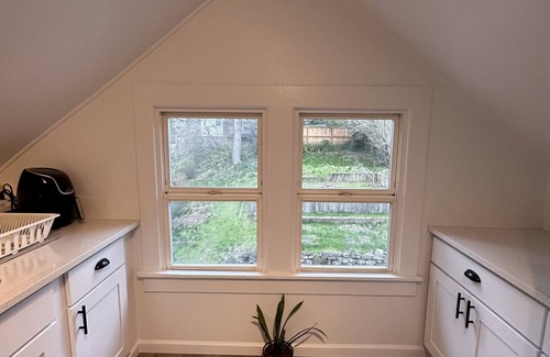 North Tabor Apartment | Beautiful Updated Studio With Skyline Views