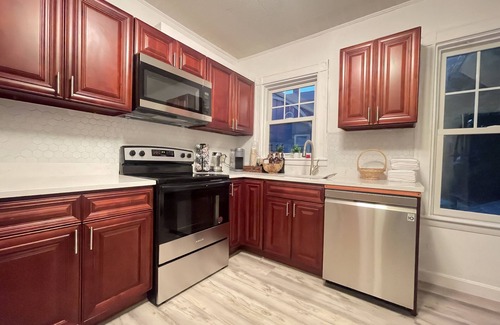 Fields Corner West Apartment | Beautiful Victorian home, Great view with balcony. Free parking.