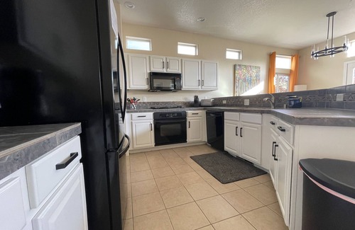 Sparks House | "BEAUTIFUL VIEWS" 5 Bed/3.5 Bath Sparks/Reno Lake Home - sleeps 20