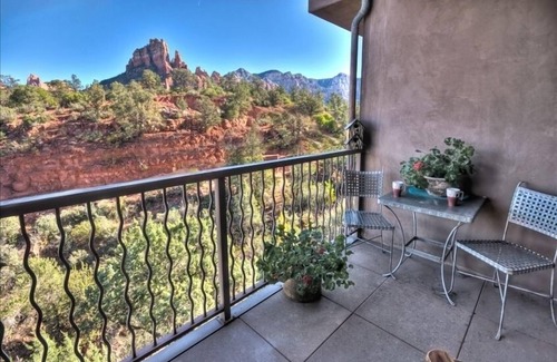 Sedona Condo | *Beautiful Views*Ensuite Jetted Tub for Two*Private Deck*Fireplace*Walk to All!