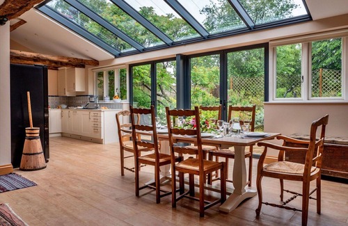 Kingham House | Beautiful villa for 6 people with WIFI, pool and pets allowed