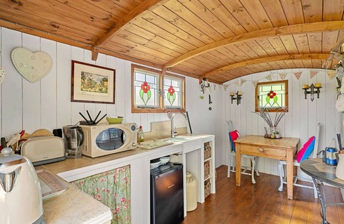 Dunbridge House | Beautiful villa for 4 guests with pets allowed and parking