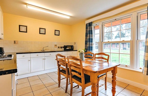 Eaton Mascott House | Beautiful villa for 4 people with WIFI, TV and pets allowed