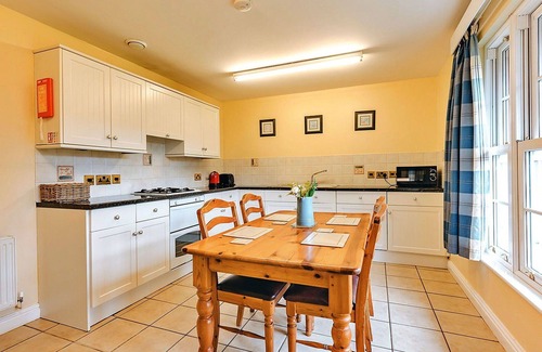 Eaton Mascott House | Beautiful villa for 4 people with WIFI, TV and pets allowed