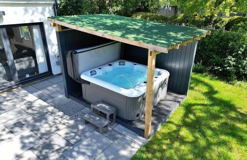 Liverton House | Beautiful villa for 6 people with hot tub, pool, WIFI