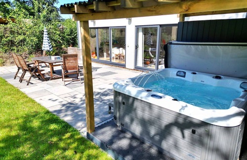 Liverton House | Beautiful villa for 6 people with hot tub, pool, WIFI