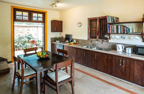 Pita Kotte Villa | Beautiful villa in Colombo with a large pool