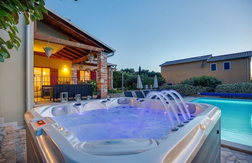 Montizana Villa | Beautiful villa Stupenda with whirlpool in Porec