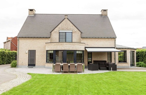 Heers Villa | Beautiful Villa with Sauna & Hot Tub in the Region Haspengouw