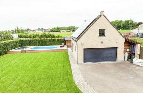 Heers Villa | Beautiful Villa with Sauna & Hot Tub in the Region Haspengouw