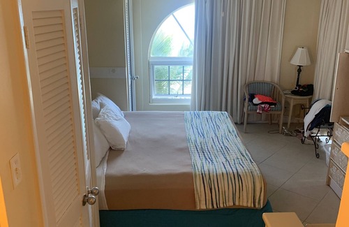 Paradise Island Resort | Beautiful waterfront resort villa in Paradise Island, Bahamas. Sleeps 6.