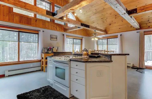 Eidelweiss Village Ski Chalet | Beautiful White Mountains chalet - walk to water, pet friendly, all amenities