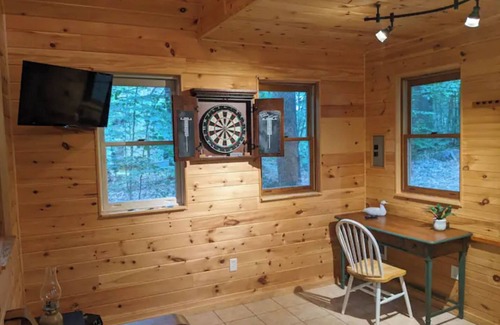 Eidelweiss Village Ski Chalet | Beautiful White Mountains chalet - walk to water, pet friendly, all amenities