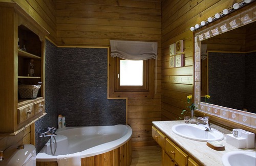 Ponteareas Cottage | Beautiful wooden house, with private pool and 9,000 meters of garden areas