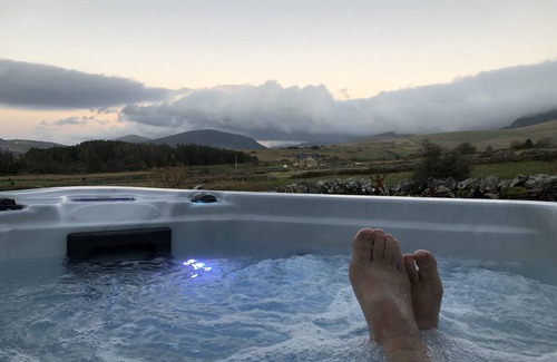 Llanllyfni Cottage | Beautifully converted dream retreat for 2 - hot tub, glorious views of Snowdon!