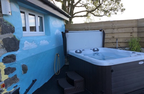 Llanllyfni Cottage | Beautifully converted dream retreat for 2 - hot tub, glorious views of Snowdon!