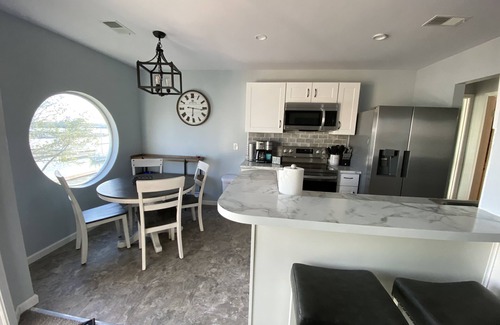 Port Clinton Condo | Beautifully Decorated Condo with a waterfront view - 5 min from Jet Express! nn