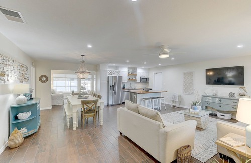 Gulf Gate Estates House | Beautifully Decorated Pool Home 2 Bed/2 Bath minutes away from Siesta Key Beach!