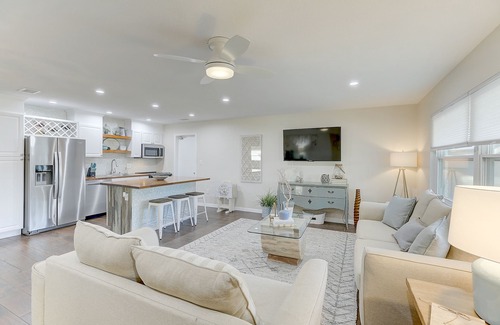 Gulf Gate Estates House | Beautifully Decorated Pool Home 2 Bed/2 Bath minutes away from Siesta Key Beach!