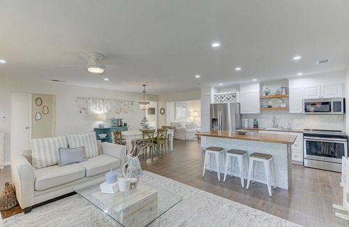 Gulf Gate Estates House | Beautifully Decorated Pool Home 2 Bed/2 Bath minutes away from Siesta Key Beach!