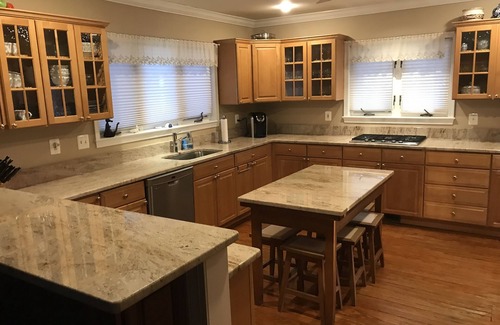 West Falls Church House | Beautifully Furnished Lrg Home inside beltway near NFATC, Pentagon & State Dept.
