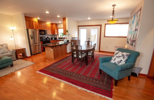 Corvallis Cottage | Beautifully furnished, charming 1bd/2ba historic cottage in Downtown Corvallis