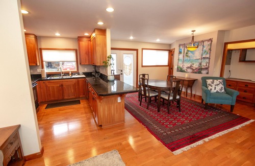 Corvallis Cottage | Beautifully furnished, charming 1bd/2ba historic cottage in Downtown Corvallis