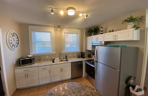 Niagara Falls House | Beautifully remodeled house 1.5 miles from falls
