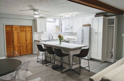 Lawrenceville Condo | Beautifully Renovated Space in Lawrenceville Home, WiFi, Smart TV in All Rooms!