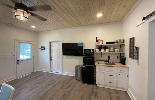 Winchester Apartment | Beautifully Renovated Studio 2 miles from the Marina