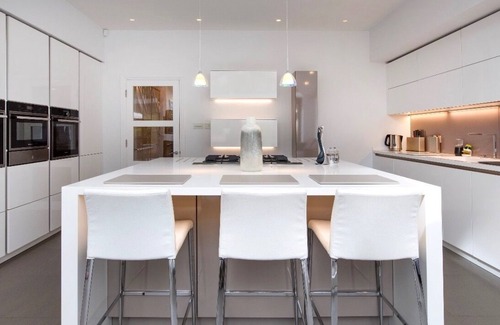 Oxford House | Beautifully renovated family home in prestigious Oxford is guaranteed to impress