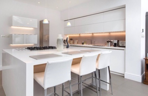 Oxford House | Beautifully renovated family home in prestigious Oxford is guaranteed to impress