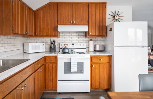 Frankfort House | Beautifully Renovated 2 bedroom, 1 bath charmer