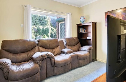 Darley House | Beautifully Rustic&Vintage Spacious Darley Home