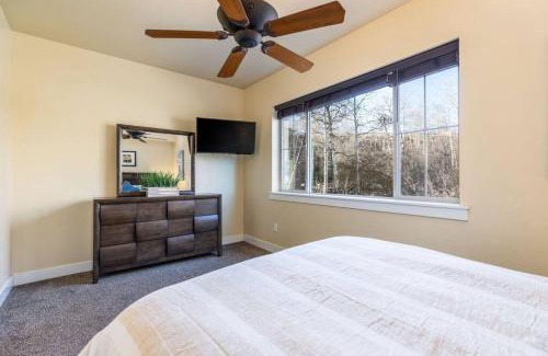 Bear Hollow Village Apartment | Beautifully Updated PC condo w Pool, Hot Tub, Gym!