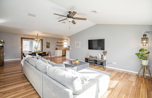 Beaver Shores House | Beaver Lake Getaway-15 min from downtown Rogers with HOT TUB!