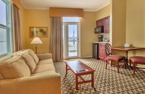 Jamestown Condo | Beavertail Lighthouse, Fort Getty Park &Festivals!