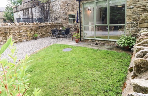 Barnard Castle Cottage | BECKSIDE, pet friendly, with a garden in Middleton-In-Teesdale