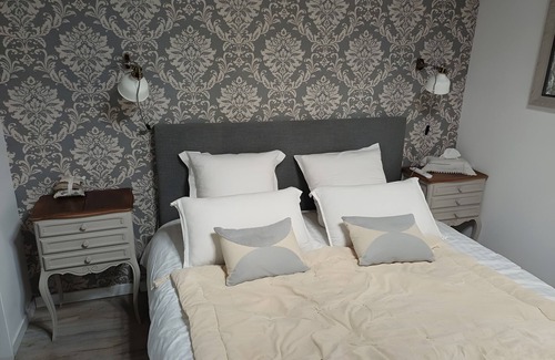 Arzacq-Arraziguet Bed & Breakfast | Bed and Breakfast 'Capucine' with Mountain View, Wi-Fi and Air Conditioning