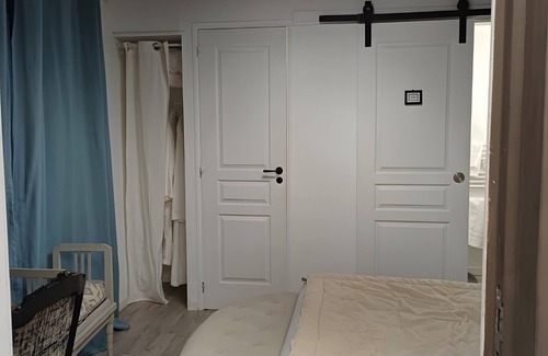 Arzacq-Arraziguet Bed & Breakfast | Bed and Breakfast 'Capucine' with Mountain View, Wi-Fi and Air Conditioning