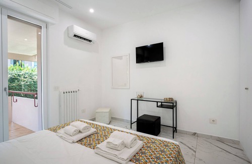 Piano di Sorrento Bed & Breakfast | Bed and Breakfast 'Deluxe Suites' with Mountain View, Wi-Fi and Air Conditioning